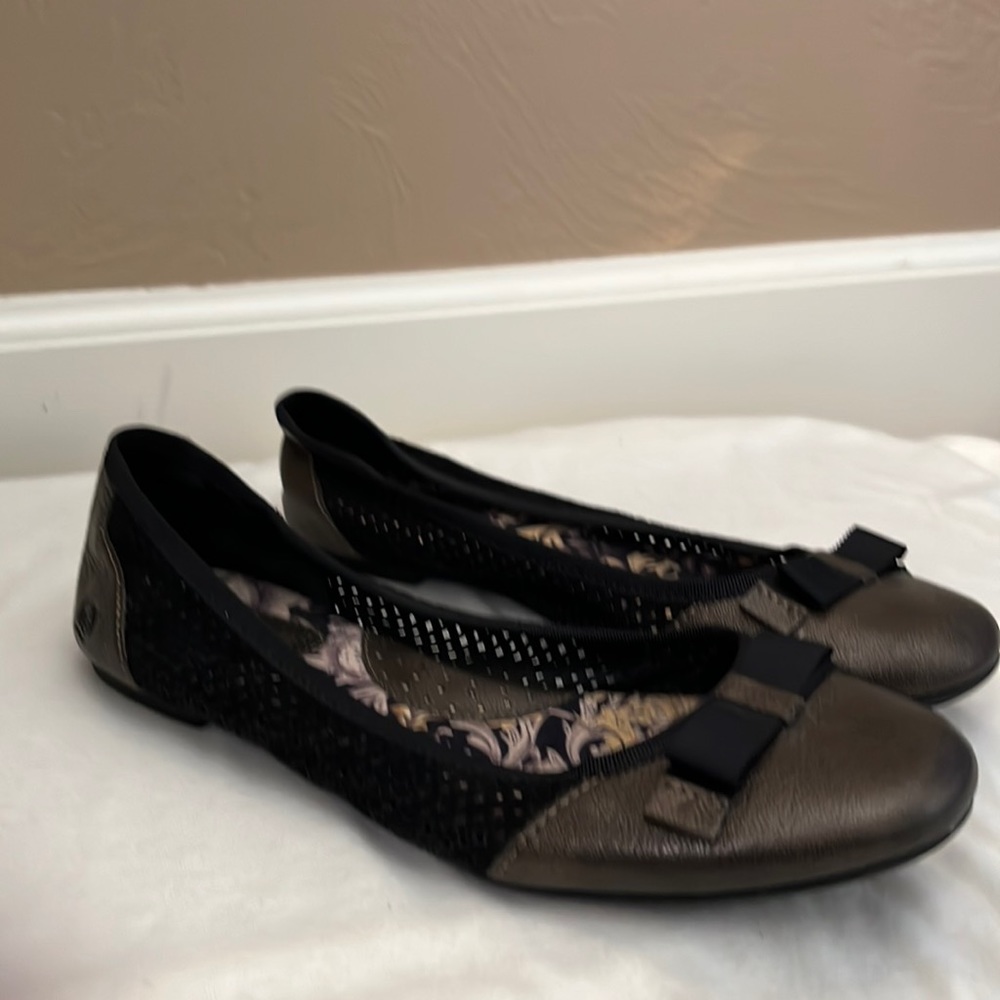 Born brown flats